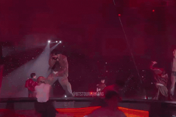 BTS đỉnh qu&aacute; rồi: Vừa đổ bộ rạp Việt đ&atilde; chiếm top 1 doanh thu, nh&acirc;n phẩm tốt lắm mới mua được v&eacute;- Ảnh 6.