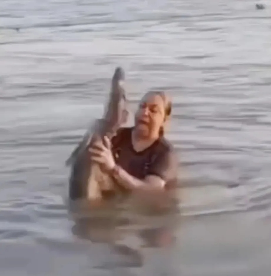 Tưởng kh&uacute;c gỗ tr&ocirc;i giữa ch&acirc;n, người phụ nữ nhấc l&ecirc;n th&igrave; h&eacute;t lớn - Ảnh 1.