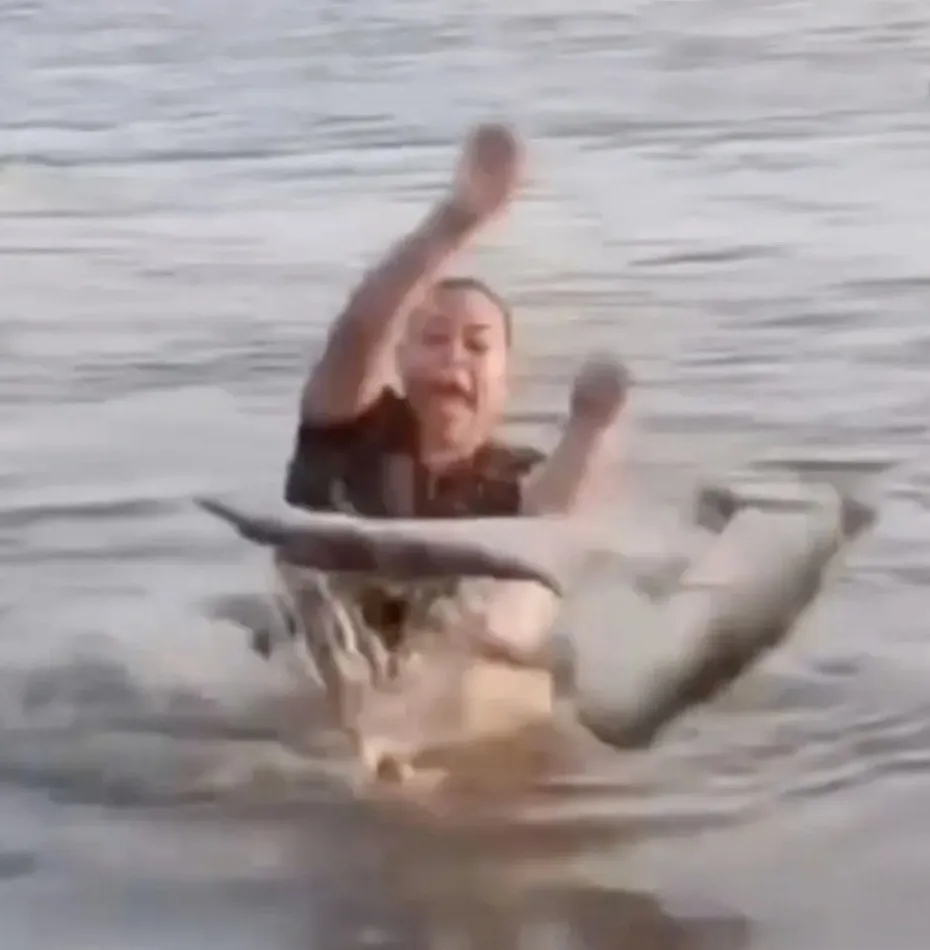 Tưởng kh&uacute;c gỗ tr&ocirc;i giữa ch&acirc;n, người phụ nữ nhấc l&ecirc;n th&igrave; h&eacute;t lớn - Ảnh 2.