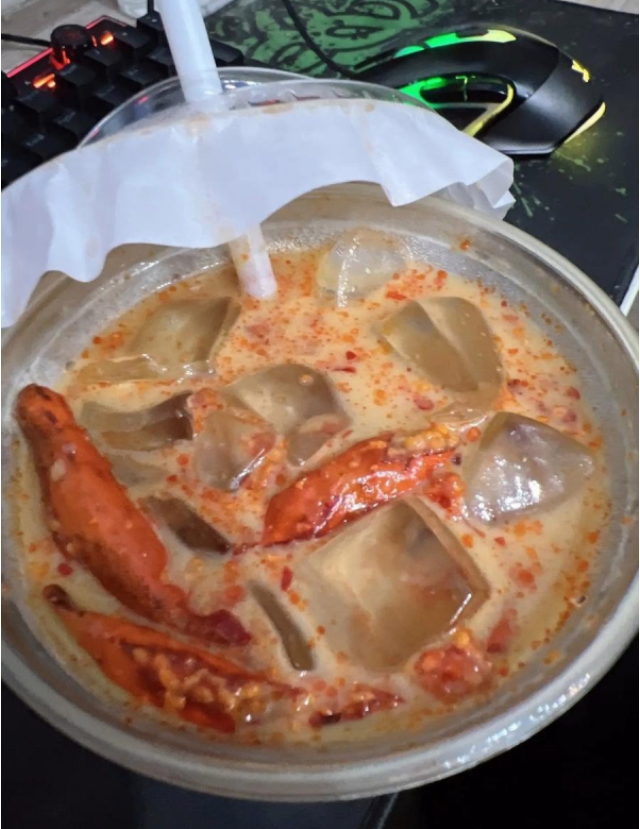 Từ đồ uống quen th&agrave;nh &ldquo;cực phẩm dị&rdquo;: C&agrave; ph&ecirc; ớt khiến d&acirc;n mạng dậy s&oacute;ng - Ảnh 1.