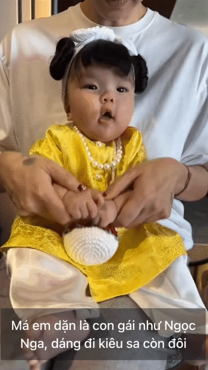 B&eacute; Gạo diện &aacute;o b&agrave; ba chuẩn c&ocirc; Ba miền T&acirc;y, nhưng biểu cảm &ldquo;đặc n&eacute;t ba Huy&rdquo; mới g&acirc;y ch&uacute; &yacute;- Ảnh 2.