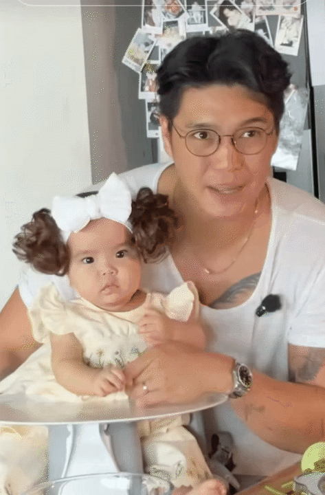 B&eacute; Gạo diện &aacute;o b&agrave; ba chuẩn c&ocirc; Ba miền T&acirc;y, nhưng biểu cảm &ldquo;đặc n&eacute;t ba Huy&rdquo; mới g&acirc;y ch&uacute; &yacute;- Ảnh 6.