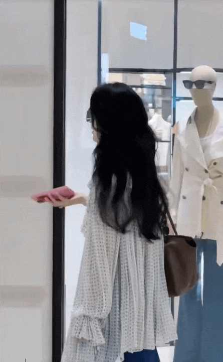 Phạm Băng Băng tuổi 45 vẫn &ldquo;c&acirc;n đẹp&rdquo; &aacute;o b&aacute;nh b&egrave;o: Xem clip th&ocirc;i đ&atilde; muốn sắm ngay một chiếc cho m&ugrave;a h&egrave; - Ảnh 1.