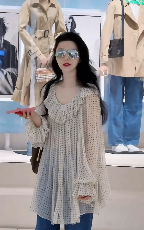 Phạm Băng Băng tuổi 45 vẫn &ldquo;c&acirc;n đẹp&rdquo; &aacute;o b&aacute;nh b&egrave;o: Xem clip th&ocirc;i đ&atilde; muốn sắm ngay một chiếc cho m&ugrave;a h&egrave; - Ảnh 3.