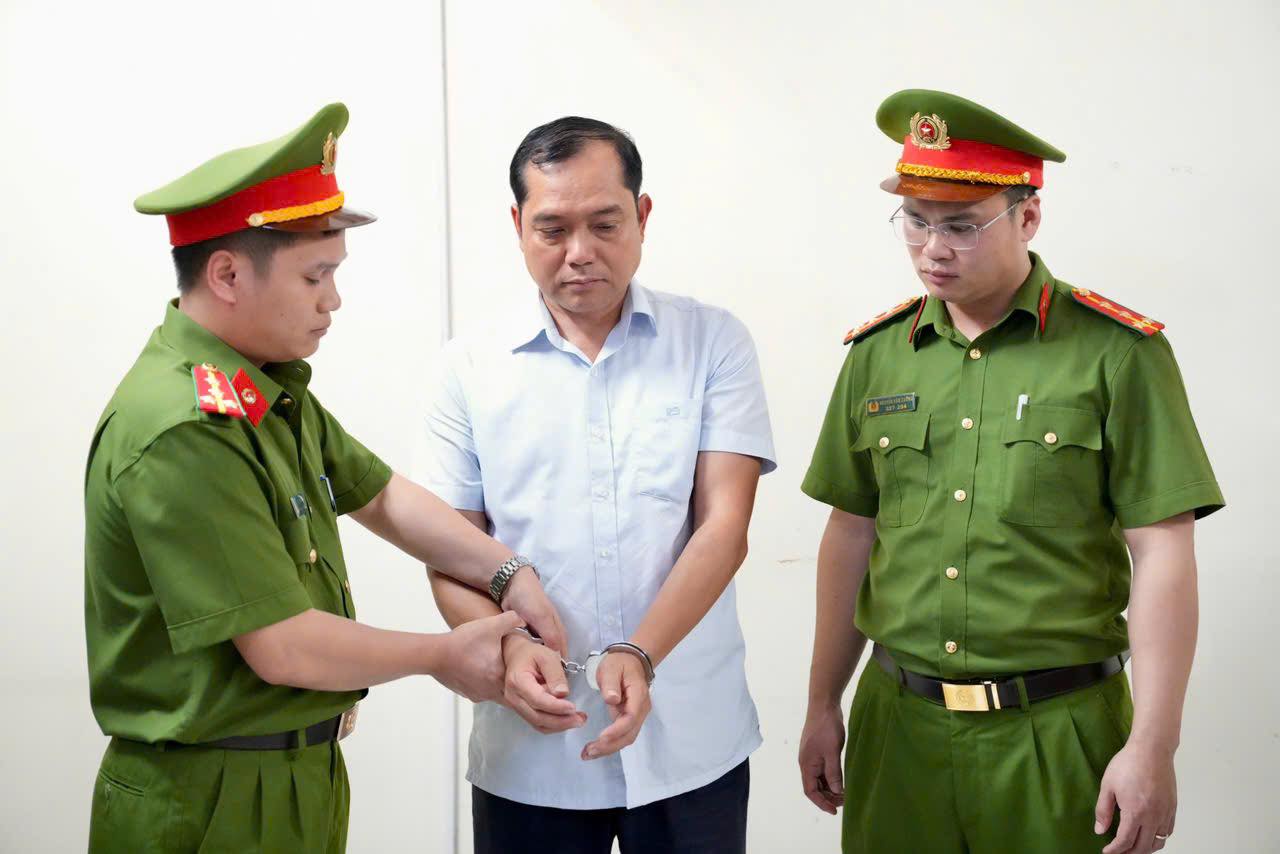 H&igrave;nh ảnh kh&aacute;m x&eacute;t, bắt giữ nguy&ecirc;n Ph&oacute; Chủ tịch th&agrave;nh phố li&ecirc;n quan nh&oacute;m &ldquo;x&atilde; hội đen&rdquo; - Ảnh 2.