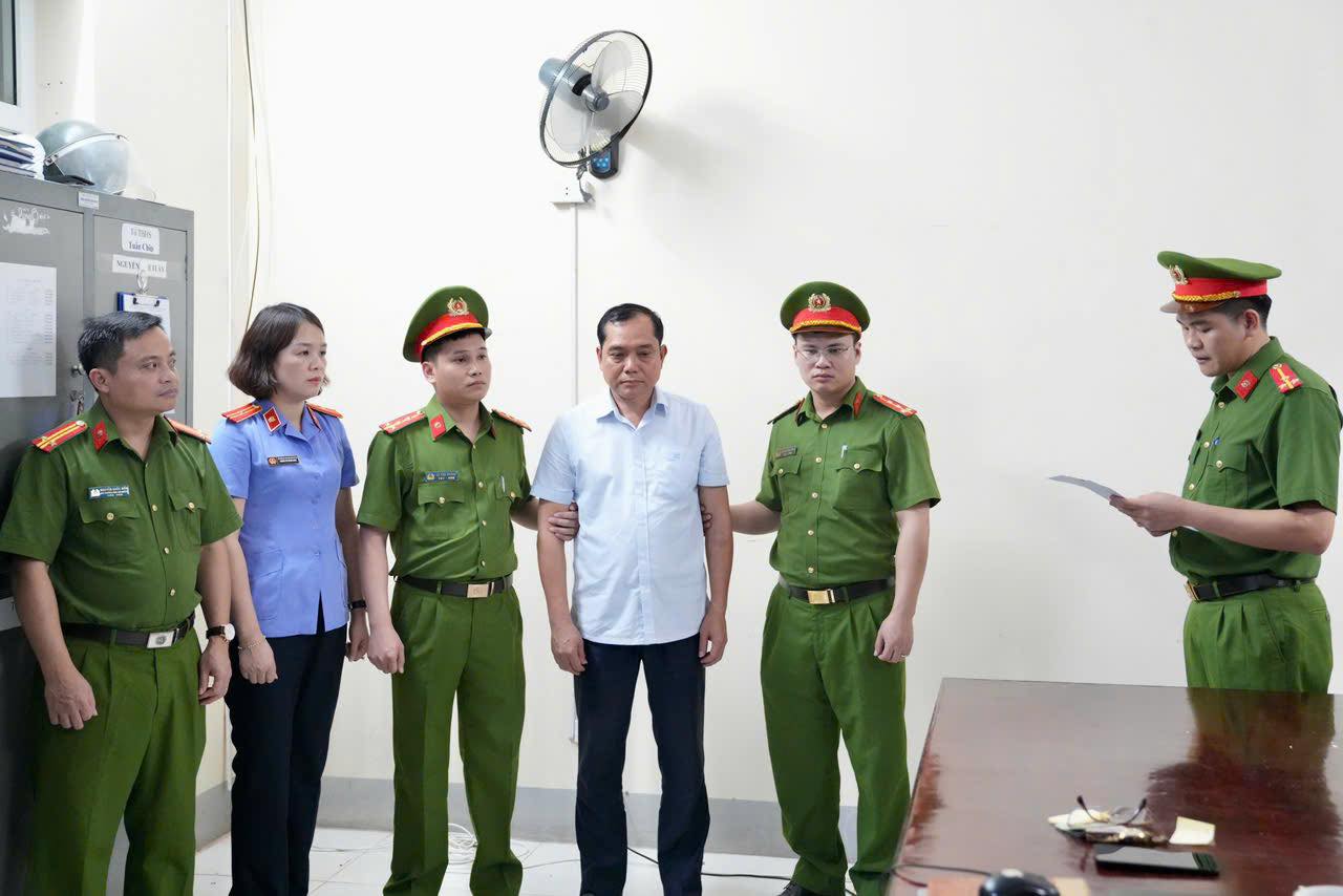 H&igrave;nh ảnh kh&aacute;m x&eacute;t, bắt giữ nguy&ecirc;n Ph&oacute; Chủ tịch th&agrave;nh phố li&ecirc;n quan nh&oacute;m &ldquo;x&atilde; hội đen&rdquo; - Ảnh 1.