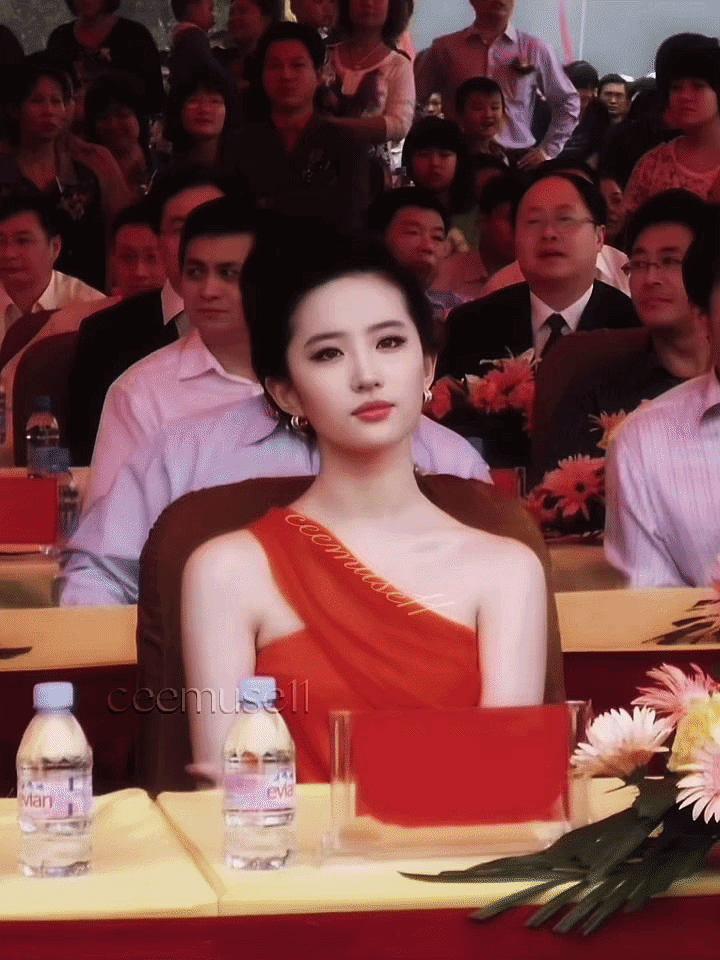 Clip năm 2009 đ&atilde; dự b&aacute;o trước về độ hot của Lưu Diệc Phi, mỹ nh&acirc;n 22 tuổi vươn m&igrave;nh một bước th&agrave;nh "thần ti&ecirc;n tỷ tỷ"- Ảnh 4.