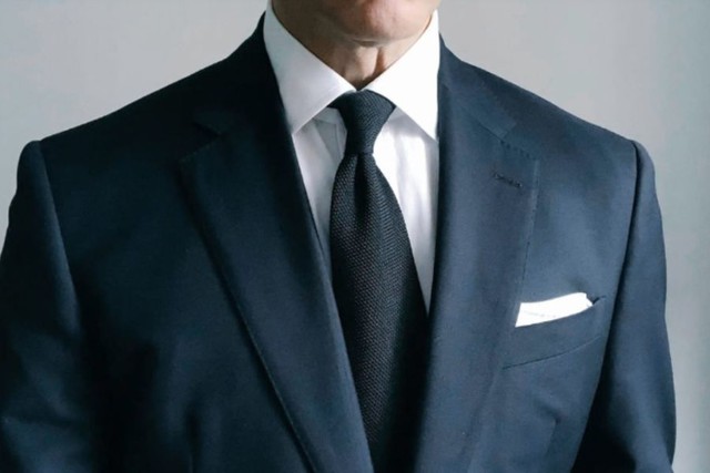 Phong c&aacute;ch suit vai nhăn v&agrave; c&agrave; vạt thắt lệch: Tưởng suồng s&atilde; nhưng lại l&agrave; biết chơi- Ảnh 4.