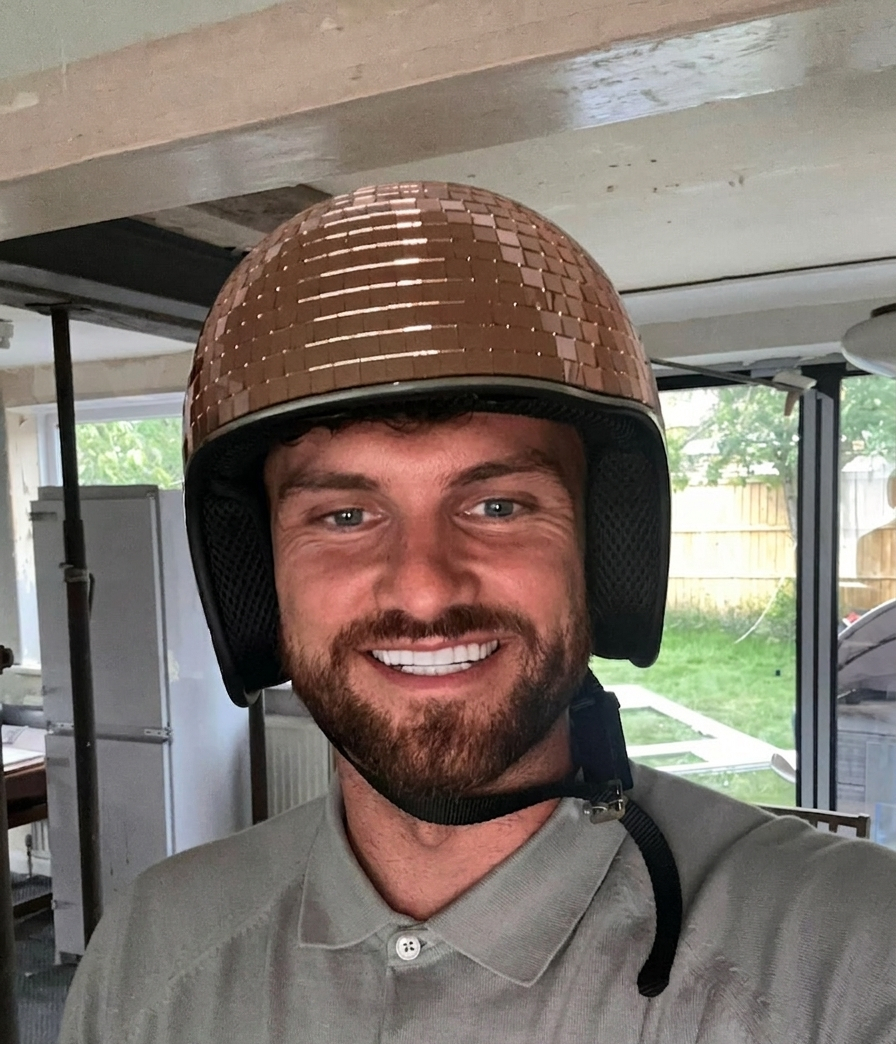 L&agrave;m văn ph&ograve;ng qu&aacute; mệt đầu, ch&agrave;ng trai quyết định nghỉ việc để đi cắt cỏ, dọn nh&agrave; thu&ecirc;: Thu nhập gấp 4 lần lương c&ocirc;ng sở!- Ảnh 1.