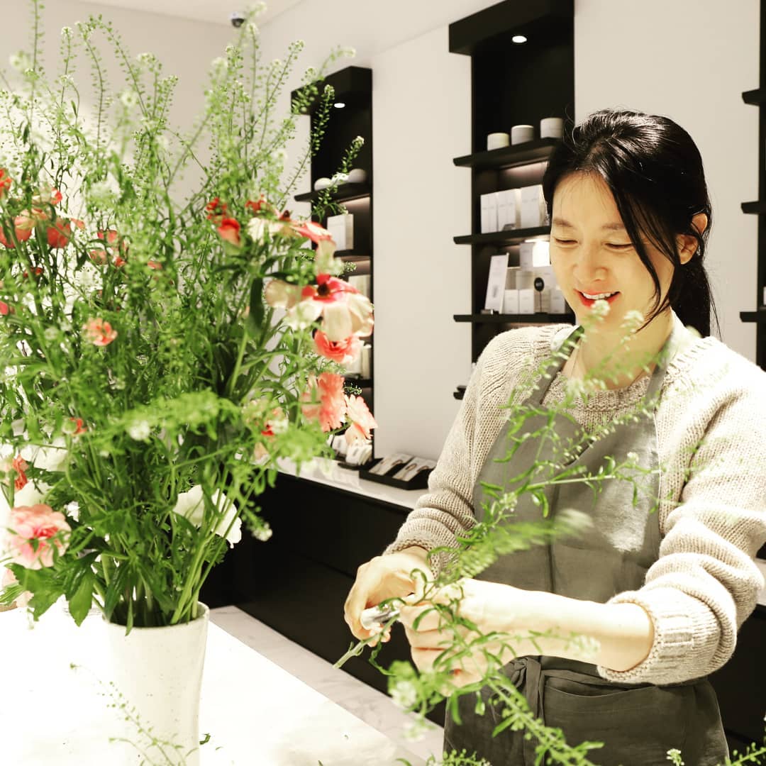 Tuyệt chi&ecirc;u dưỡng nhan của "Thi&ecirc;n nga bạc" xứ H&agrave;n: Rời Gangnam, mua h&agrave;ng trăm m&eacute;t vu&ocirc;ng n&uacute;i rừng để x&acirc;y dựng đế chế "n&ocirc;ng nghiệp xa xỉ"- Ảnh 4.