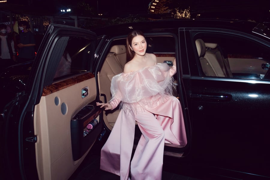 Cuộc sống của nữ nghệ sĩ Việt sở hữu 5 két kim cương, "cung điện" xa hoa- Ảnh 3. Cuộc sống của nữ nghệ sĩ Việt sở hữu 5 két kim cương, "cung điện" xa hoa- Ảnh 3.