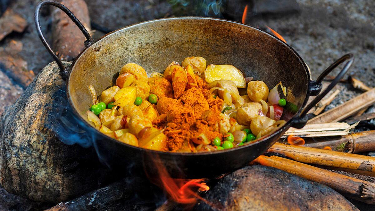 Cảnh tượng chưa từng thấy ở Ấn Độ: Khắp đường phố "xuyên không" về thời đồ đá, người dân phải dùng nguyên liệu thô sơ nhất để nấu ăn- Ảnh 1. Cảnh tượng chưa từng thấy ở Ấn Độ: Khắp đường phố "xuyên không" về thời đồ đá, người dân phải dùng nguyên liệu thô sơ nhất để nấu ăn- Ảnh 1.