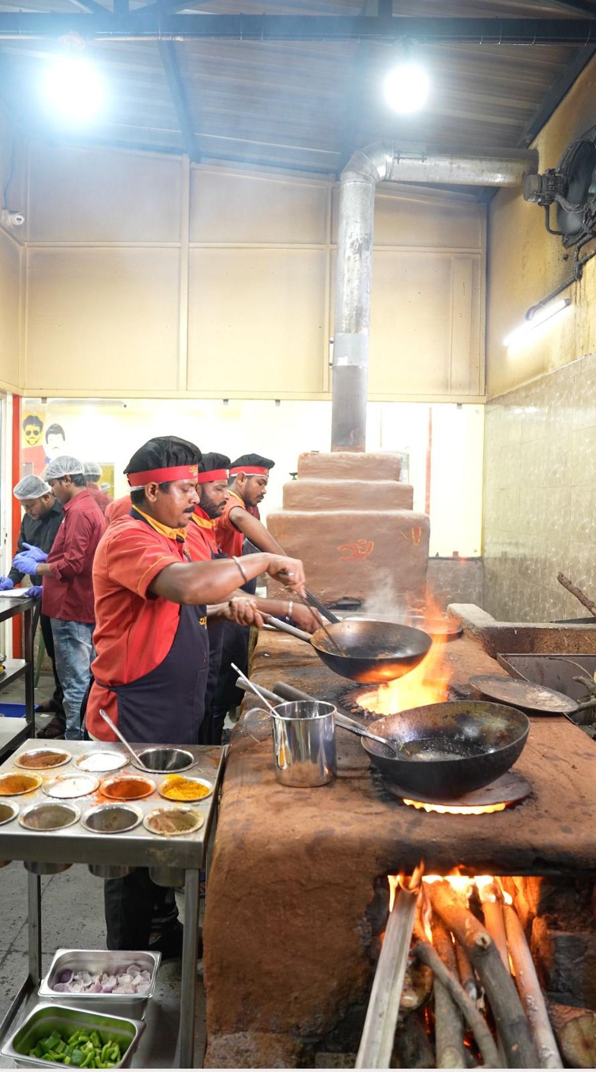 Cảnh tượng chưa từng thấy ở Ấn Độ: Khắp đường phố "xuyên không" về thời đồ đá, người dân phải dùng nguyên liệu thô sơ nhất để nấu ăn- Ảnh 3. Cảnh tượng chưa từng thấy ở Ấn Độ: Khắp đường phố "xuyên không" về thời đồ đá, người dân phải dùng nguyên liệu thô sơ nhất để nấu ăn- Ảnh 3.