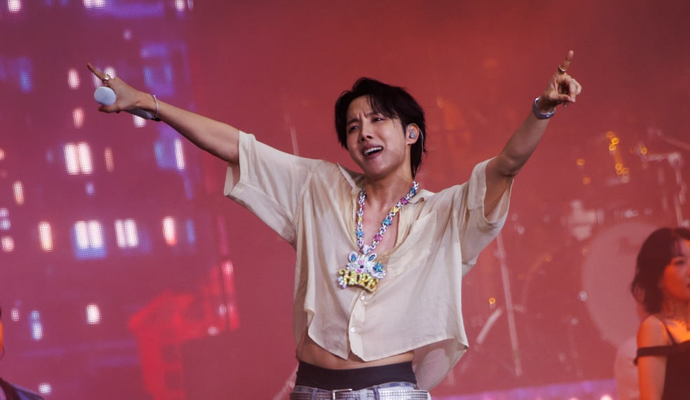 Nam nghệ sĩ đang c&agrave;n qu&eacute;t MXH chỉ bằng 15 gi&acirc;y: Cỗ m&aacute;y nhảy nổi tiếng to&agrave;n cầu, t&agrave;i sản bạc tỷ nghe m&agrave; kinh ngạc- Ảnh 11.