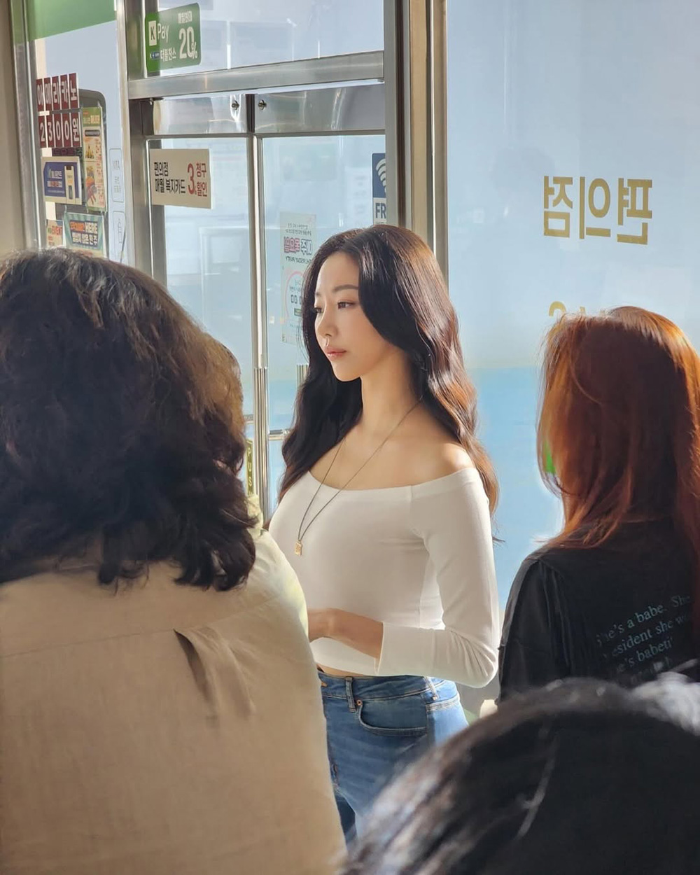 Kim Sa Rang U50 vẫn trẻ như đ&ocirc;i mươi, xứng danh "nữ thần kh&ocirc;ng tuổi" H&agrave;n Quốc: Ng&agrave;y n&agrave;o cũng d&ugrave;ng kem chống nắng kiểu n&agrave;y th&igrave; c&ograve;n l&acirc;u mới gi&agrave;! - Ảnh 1.