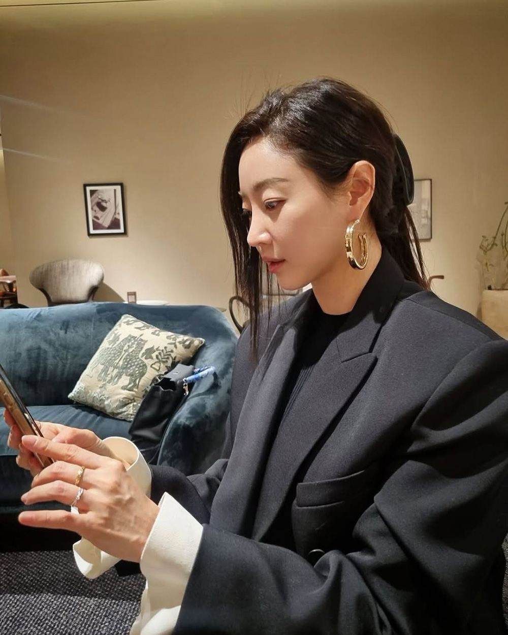 Kim Sa Rang U50 vẫn trẻ như đ&ocirc;i mươi, xứng danh "nữ thần kh&ocirc;ng tuổi" H&agrave;n Quốc: Ng&agrave;y n&agrave;o cũng d&ugrave;ng kem chống nắng kiểu n&agrave;y th&igrave; c&ograve;n l&acirc;u mới gi&agrave;! - Ảnh 2.