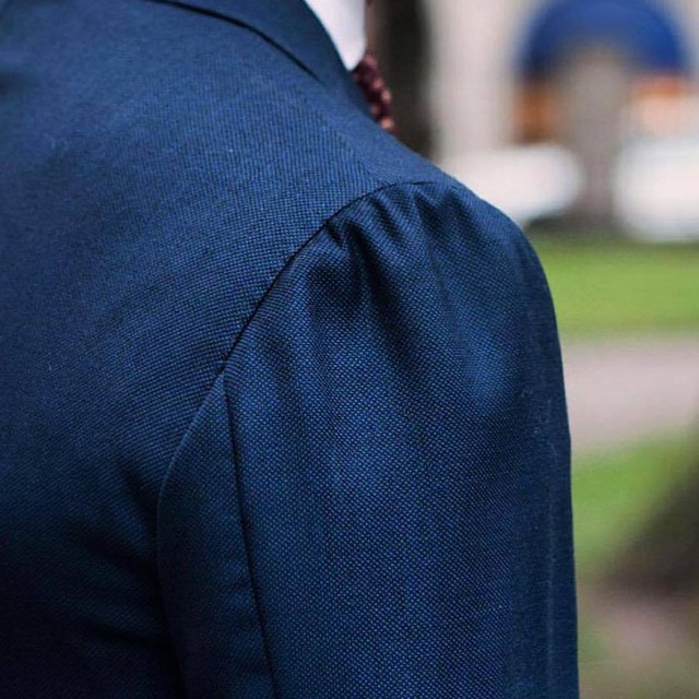 Phong c&aacute;ch suit vai nhăn v&agrave; c&agrave; vạt thắt lệch: Tưởng suồng s&atilde; nhưng lại l&agrave; biết chơi- Ảnh 2.