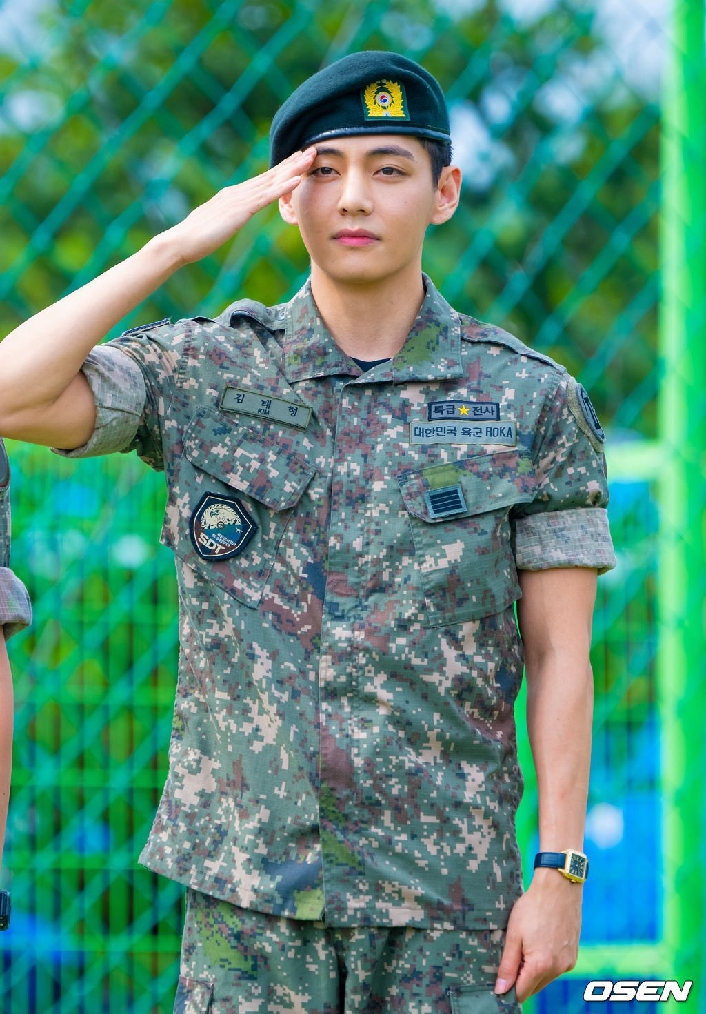 Rổ bằng chứng V (BTS) hẹn h&ograve; Jang Won Young k&eacute;m 9 tuổi, showbiz xuất hiện cặp đ&ocirc;i đẹp nhất mọi thời đại?- Ảnh 7.