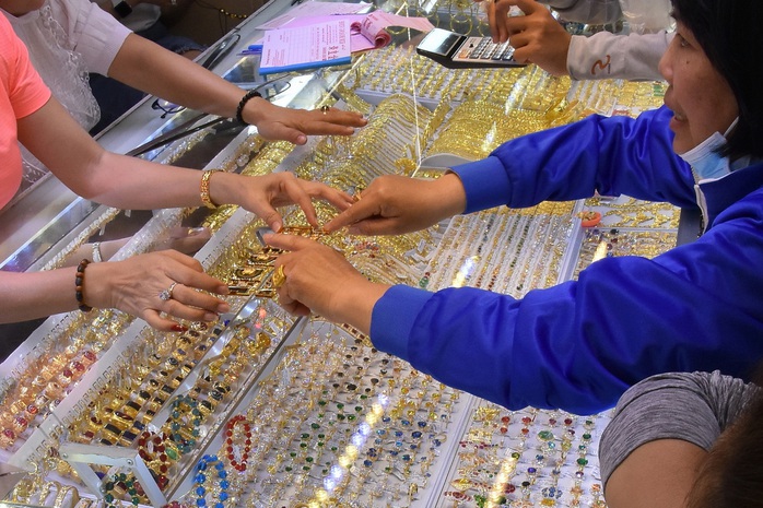 Gi&aacute; v&agrave;ng h&ocirc;m nay, 10-4: Bật tăng trở lại sau phi&ecirc;n lao dốc - Ảnh 1.