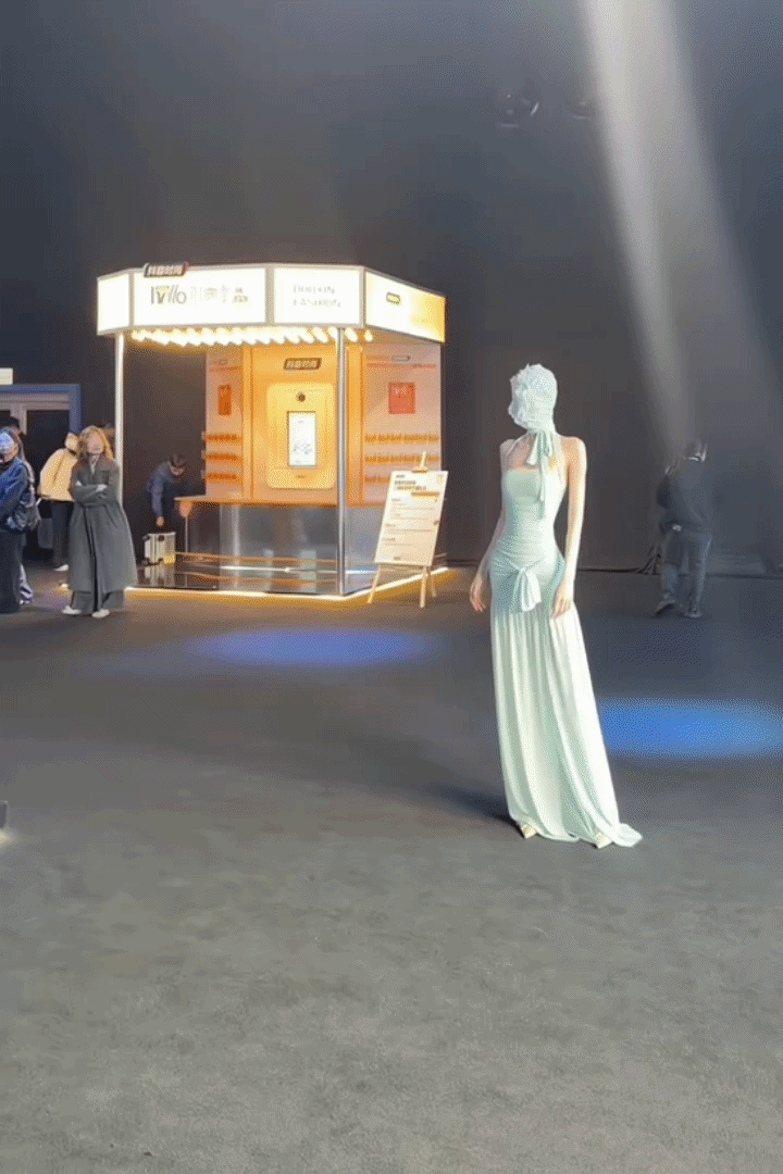 Ngh&igrave;n tim cho bức ảnh c&ocirc; g&aacute;i Việt c&oacute; gương mặt b&uacute;p b&ecirc;, v&oacute;c d&aacute;ng như ma-nơ-canh bị bỏ qu&ecirc;n tr&ecirc;n phố Thượng Hải- Ảnh 5.