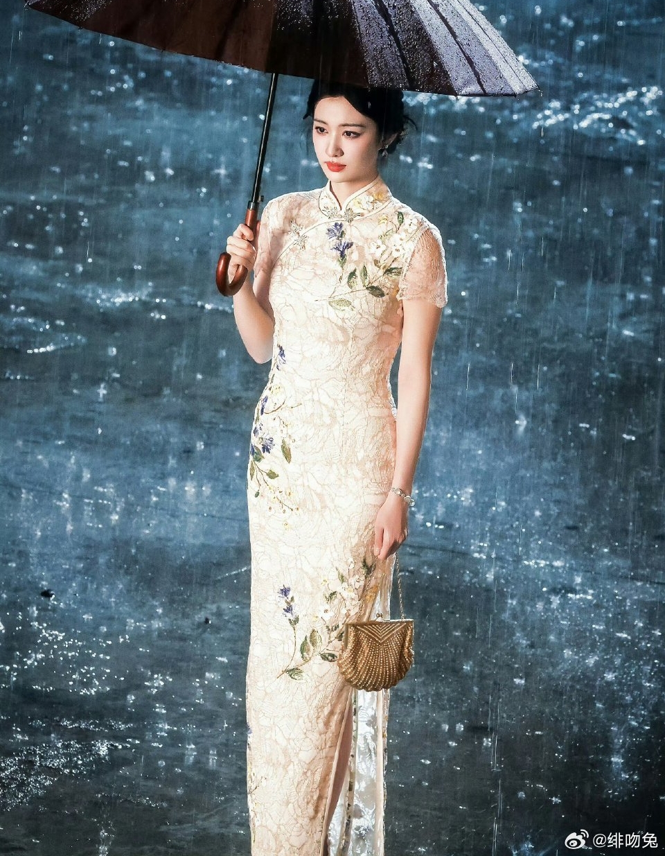 Bức ảnh đẹp ph&aacute;t sốc khiến Vương Sở Nhi&ecirc;n bị mắng "c&ocirc; ta cũng chẳng kh&aacute;c g&igrave; Trương Lăng H&aacute;ch"- Ảnh 4.