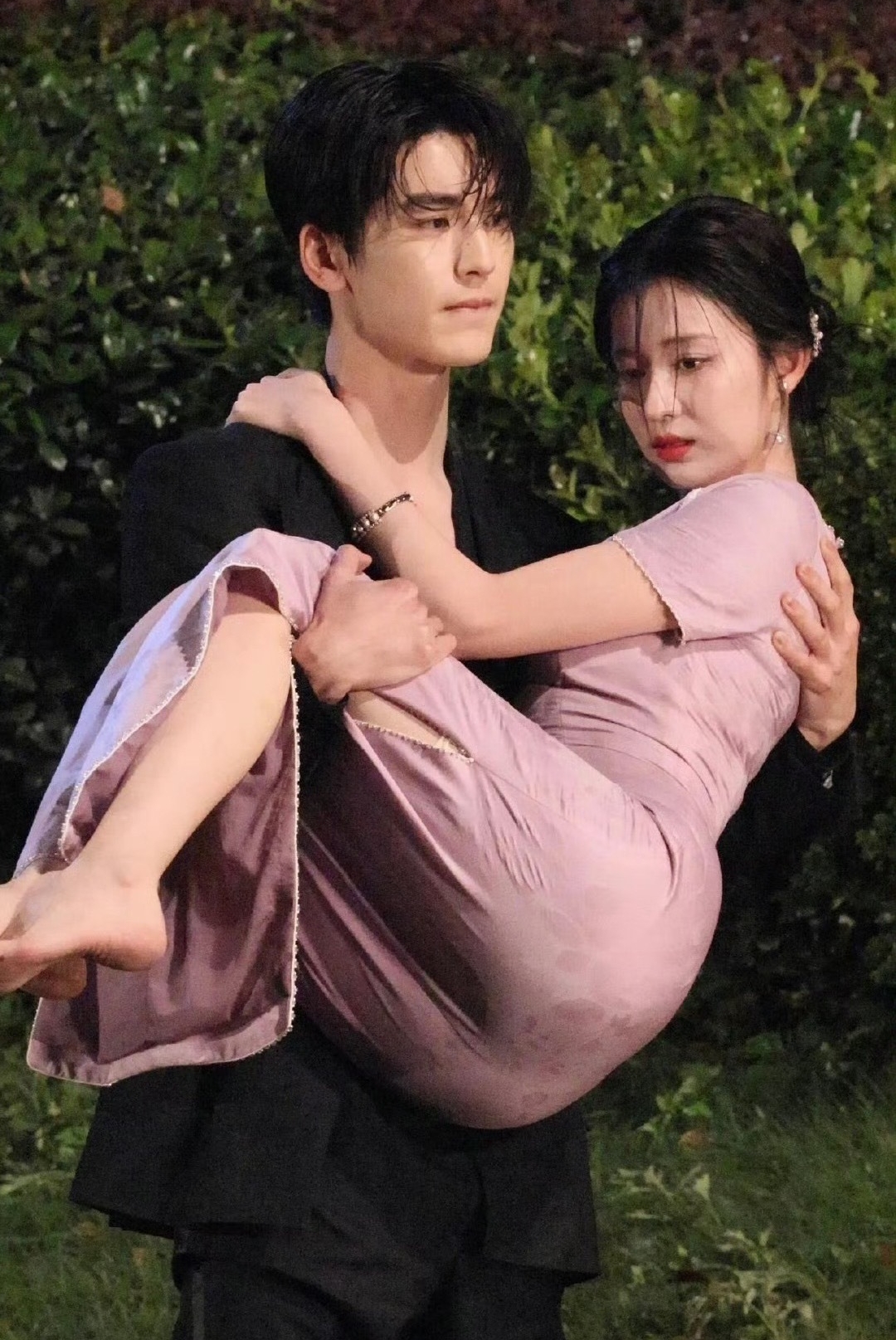 Bức ảnh đẹp ph&aacute;t sốc khiến Vương Sở Nhi&ecirc;n bị mắng "c&ocirc; ta cũng chẳng kh&aacute;c g&igrave; Trương Lăng H&aacute;ch"- Ảnh 1.