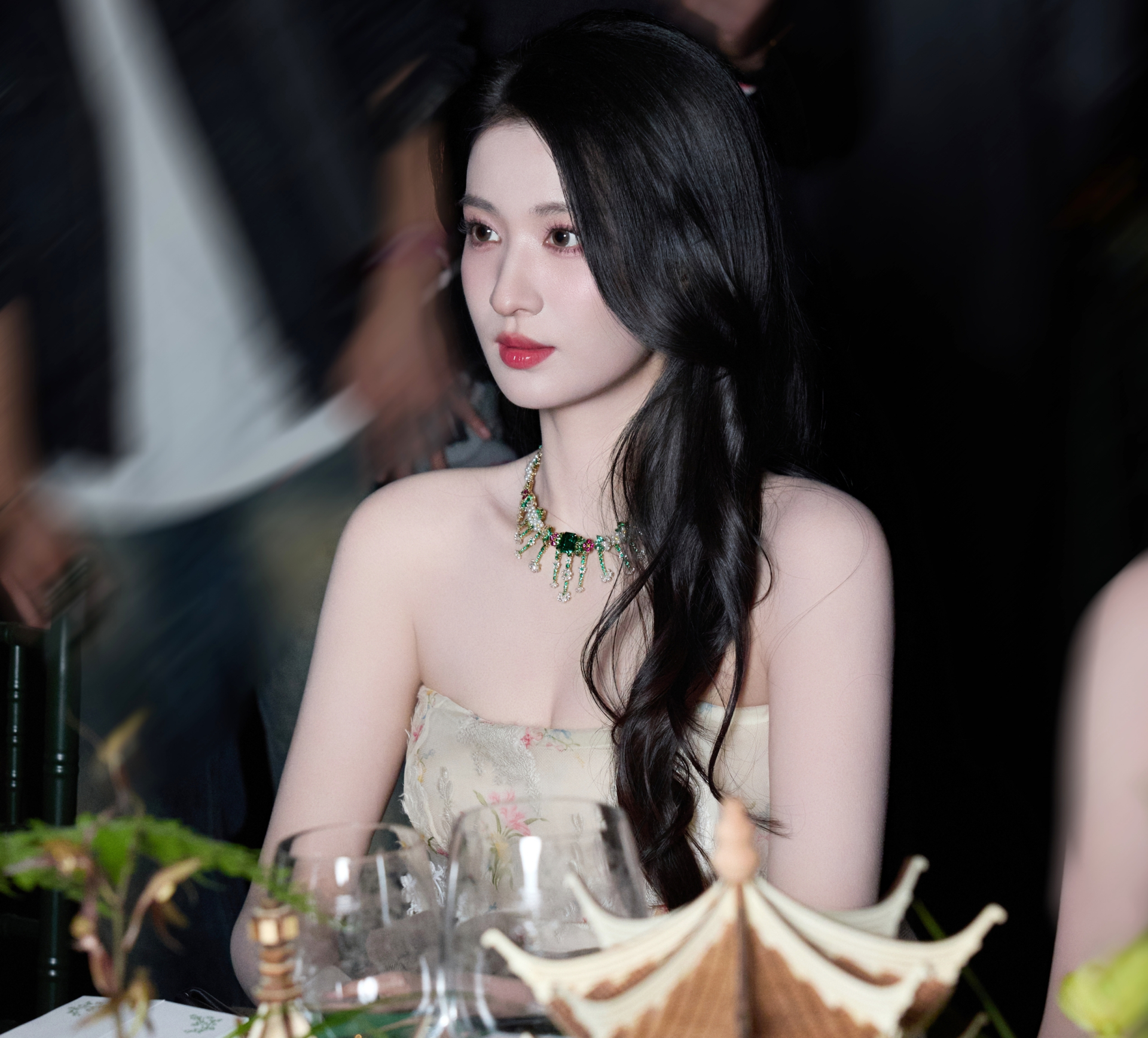 Bức ảnh đẹp ph&aacute;t sốc khiến Vương Sở Nhi&ecirc;n bị mắng "c&ocirc; ta cũng chẳng kh&aacute;c g&igrave; Trương Lăng H&aacute;ch"- Ảnh 6.