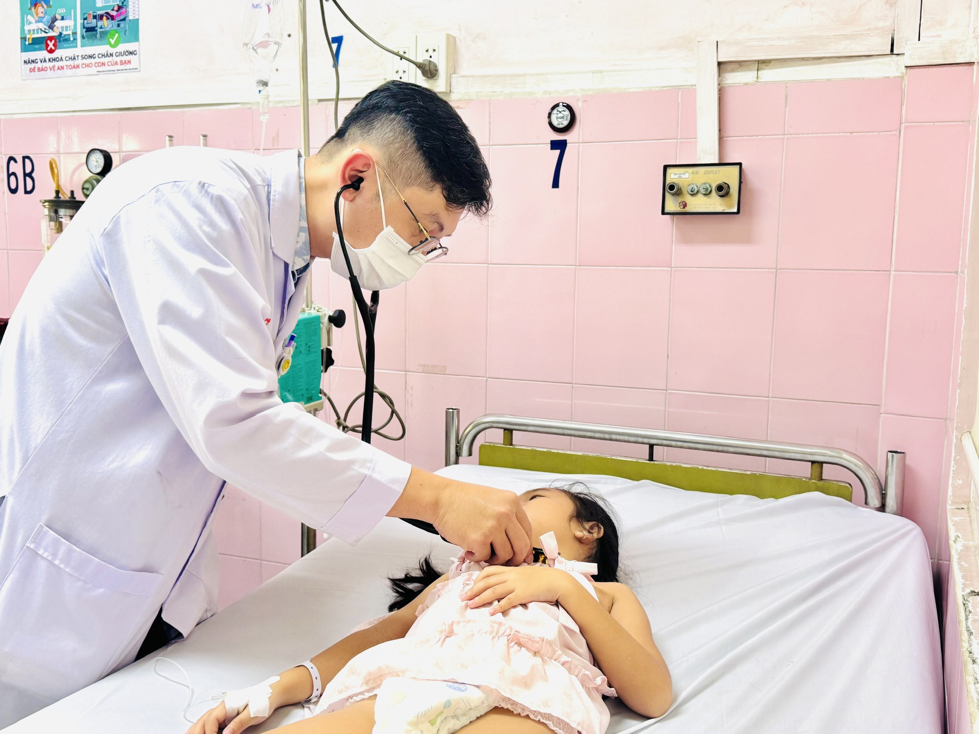 Vụ hàng chục học sinh tiểu học sốt, đau bụng: Tìm thấy vi khuẩn qua mẫu xét nghiệm phân - Ảnh 1.