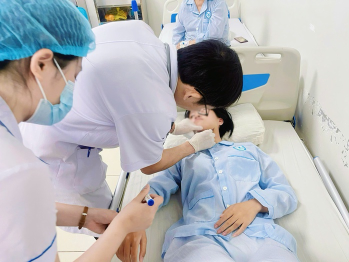 Nữ sinh bị d&acirc;y điện giăng ngang đường cứa v&agrave;o cổ- Ảnh 1.