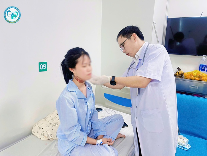 Nữ sinh bị d&acirc;y điện giăng ngang đường cứa v&agrave;o cổ- Ảnh 2.