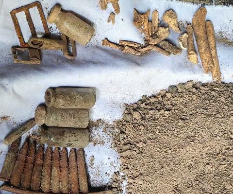 Đi bắt dơi, người dân phát hiện 12 bộ hài cốt trong hang đá- Ảnh 1. Đi bắt dơi, người dân phát hiện 12 bộ hài cốt trong hang đá- Ảnh 1.