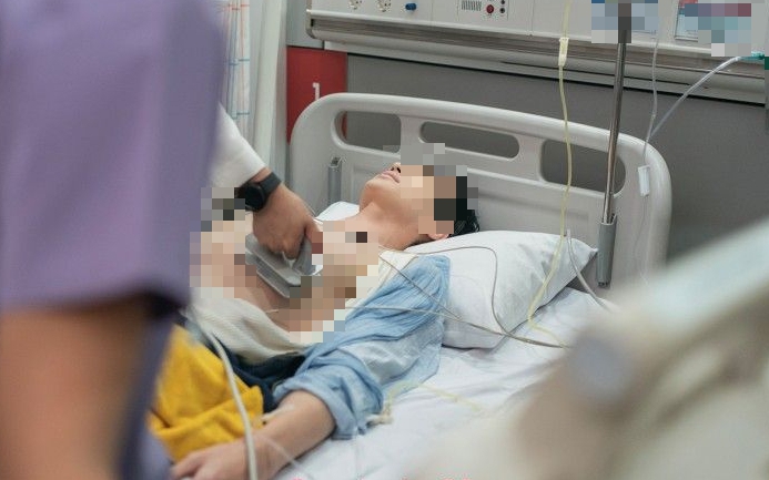 Người đ&agrave;n &ocirc;ng 40 tuổi mắc ung thư gan v&igrave; 1 loại nước ai nghe t&ecirc;n cũng tưởng "uống c&agrave;ng nhiều c&agrave;ng&hellip; khỏe" - Ảnh 2.