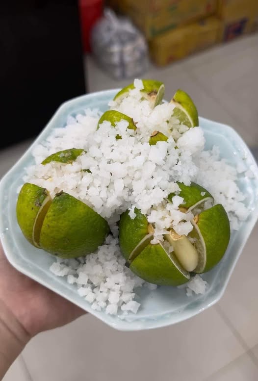 Kh&ocirc;ng phải m&ecirc; t&iacute;n, giờ mới biết v&igrave; sao nhiều nh&agrave; lu&ocirc;n đặt 1 b&aacute;t chanh muối ở g&oacute;c ph&ograve;ng- Ảnh 1.