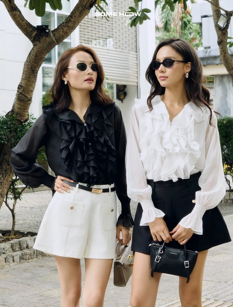 Mặc đẹp cả tuần chỉ với 1 chiếc &aacute;o blouse đen: Từ đi l&agrave;m tới dạo phố đều hợp cả - Ảnh 5.