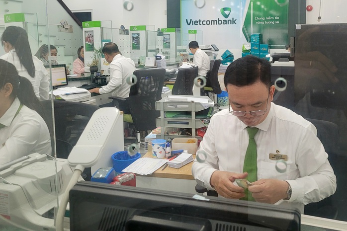 Ng&acirc;n h&agrave;ng đồng loạt hạ l&atilde;i suất- Ảnh 1.