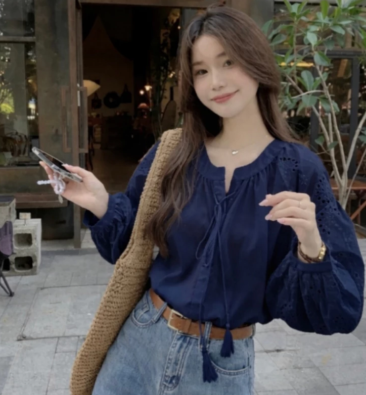 Mặc đẹp cả tuần chỉ với 1 chiếc &aacute;o blouse đen: Từ đi l&agrave;m tới dạo phố đều hợp cả - Ảnh 6.