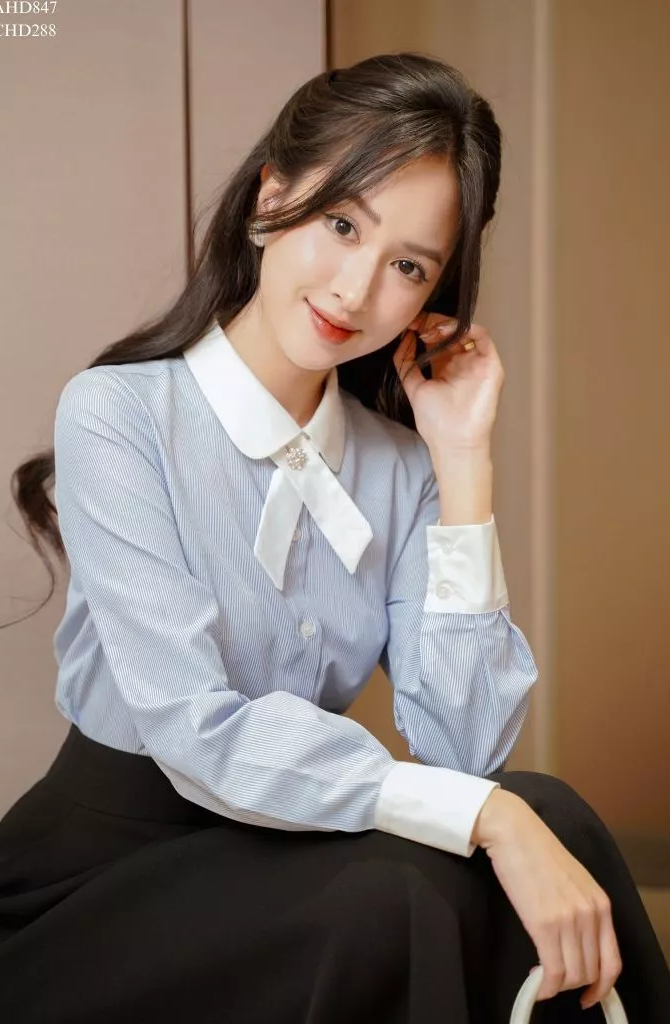 Kiểu sơ mi &ldquo;mix g&igrave; cũng đẹp&rdquo; c&ograve;n gi&uacute;p bạn tr&ocirc;ng trẻ hơn hẳn 5 tuổi- Ảnh 7.