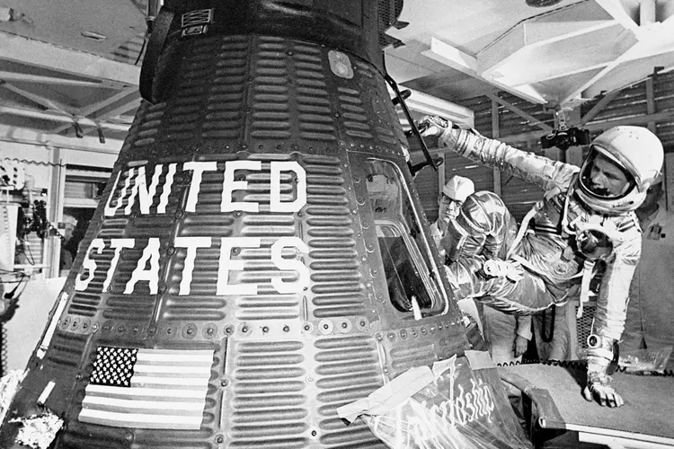 Trong m&ocirc;i trường kh&ocirc;ng trọng lực, thức ăn do phi h&agrave;nh gia nuốt v&agrave;o tr&ocirc;i xuống bụng như thế n&agrave;o? - Ảnh 1.