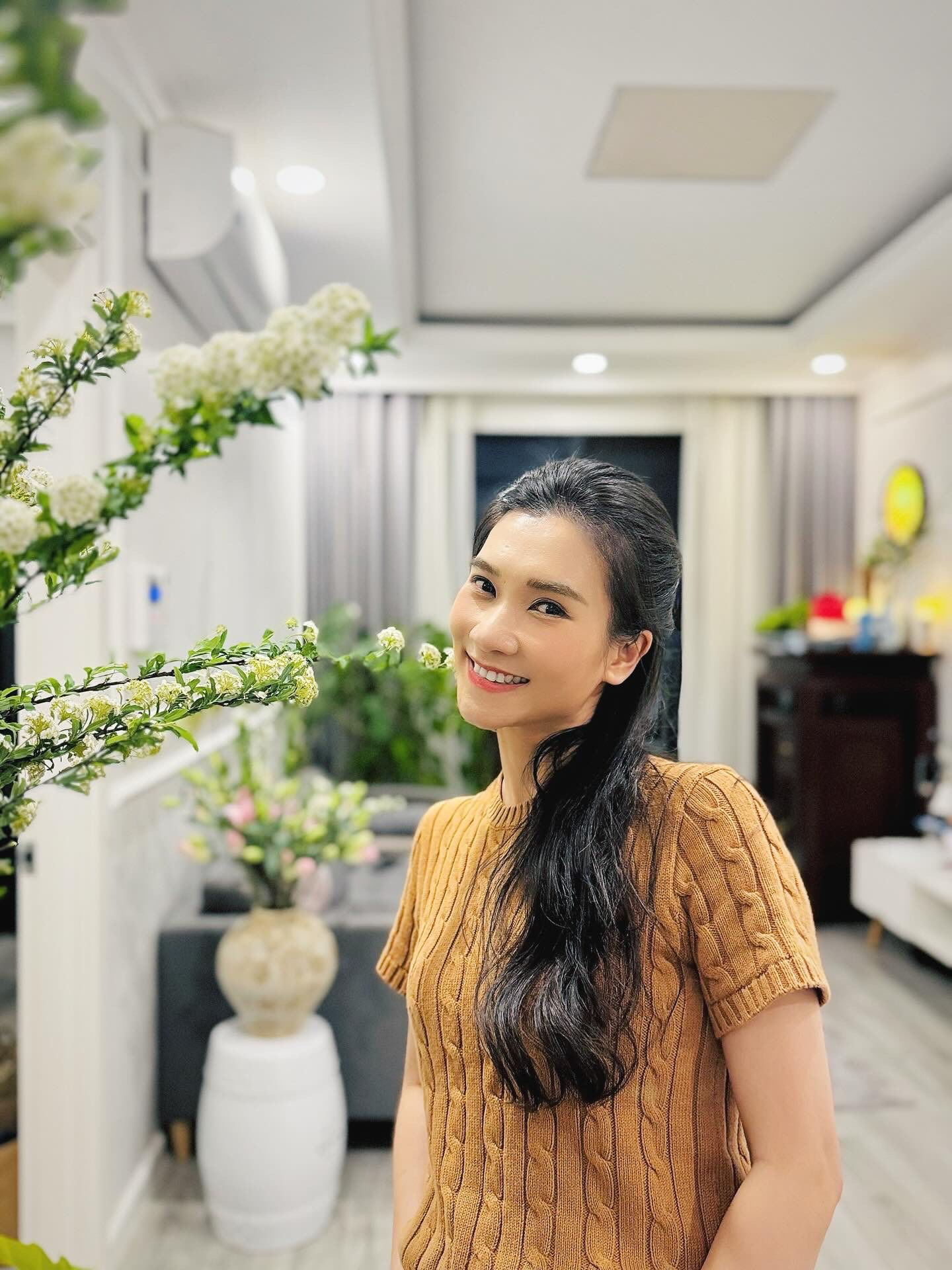 B&ecirc;n trong căn chung cư của nữ BTV Thời sự kh&ocirc;ng d&ugrave;ng t&ecirc;n thật khi l&ecirc;n s&oacute;ng, giấu k&iacute;n chồng - Ảnh 17.