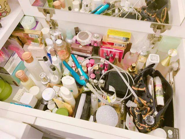 Tuổi 35 bắt đầu sống tối giản, t&ocirc;i bớt mua 5 thứ n&agrave;y: Thấy đời nhẹ nh&otilde;m hẳn ra, tiết kiệm cả đống tiền- Ảnh 2.