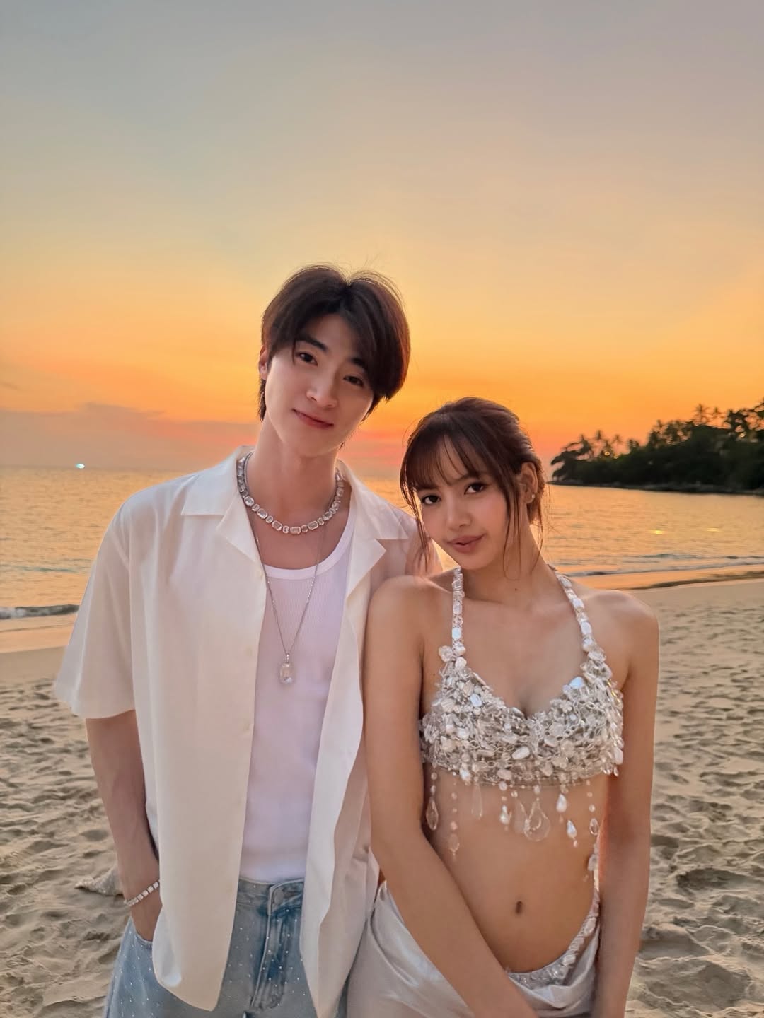 Lisa đứng s&aacute;t rạt b&ecirc;n 1 mỹ nam giữa l&uacute;c rộ tin chia tay bạn trai tỷ ph&uacute;- Ảnh 1.