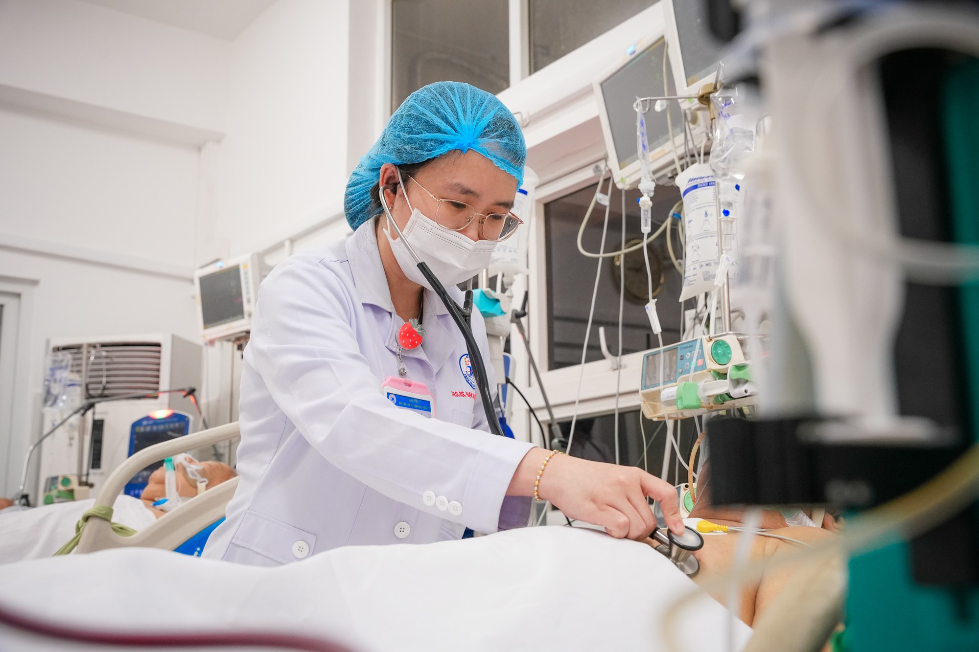 Uống nhầm hoá chất vì đựng trong chai nước người đàn ông suýt tử vong - Ảnh 1.