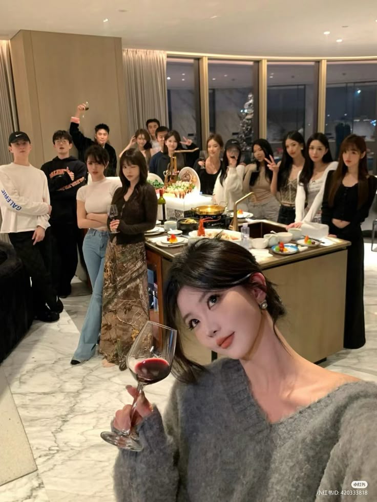 Cả nh&oacute;m đi ăn, bạn bị gọi t&ecirc;n: &ldquo;Nay đại gia bao nh&eacute;, dạo n&agrave;y thấy l&agrave;m ăn kh&aacute; lắm&rdquo;, EQ cao trả lời thế n&agrave;o?- Ảnh 1.