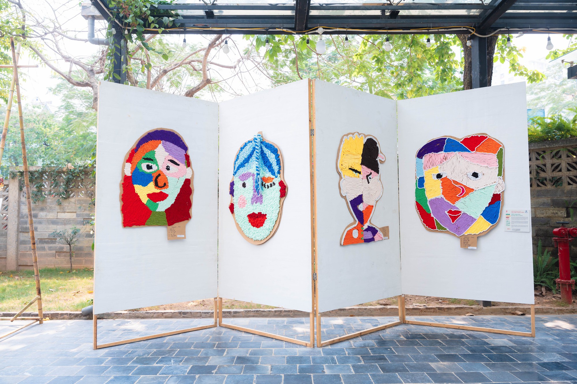 Triển l&atilde;m "C&acirc;u chuyện Th&aacute;ng Tư": Học sinh khiến người lớn bất ngờ khi "kể lại" cả một Việt Nam bằng g&oacute;c nh&igrave;n rất kh&aacute;c- Ảnh 12.