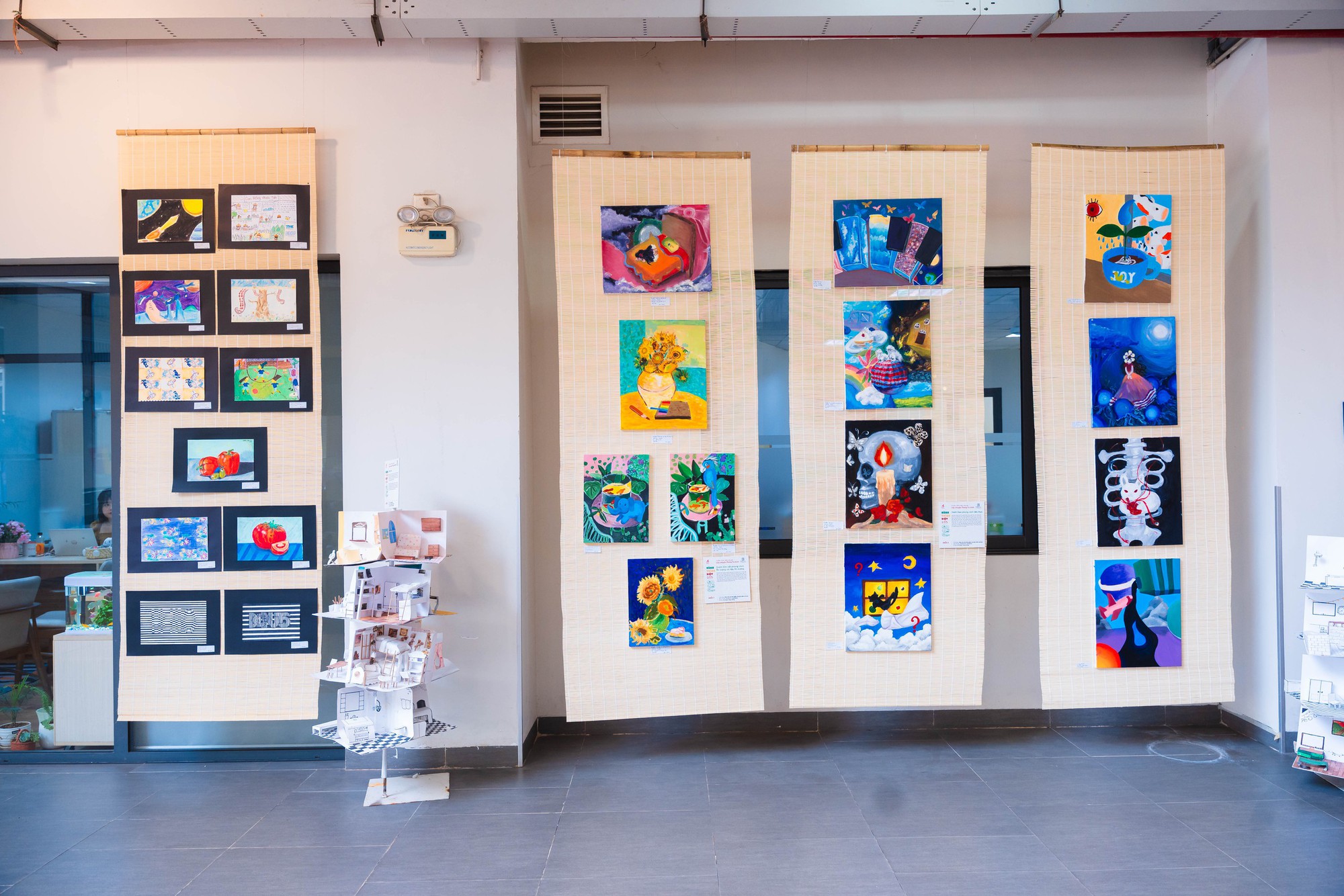 Triển l&atilde;m "C&acirc;u chuyện Th&aacute;ng Tư": Học sinh khiến người lớn bất ngờ khi "kể lại" cả một Việt Nam bằng g&oacute;c nh&igrave;n rất kh&aacute;c- Ảnh 7.