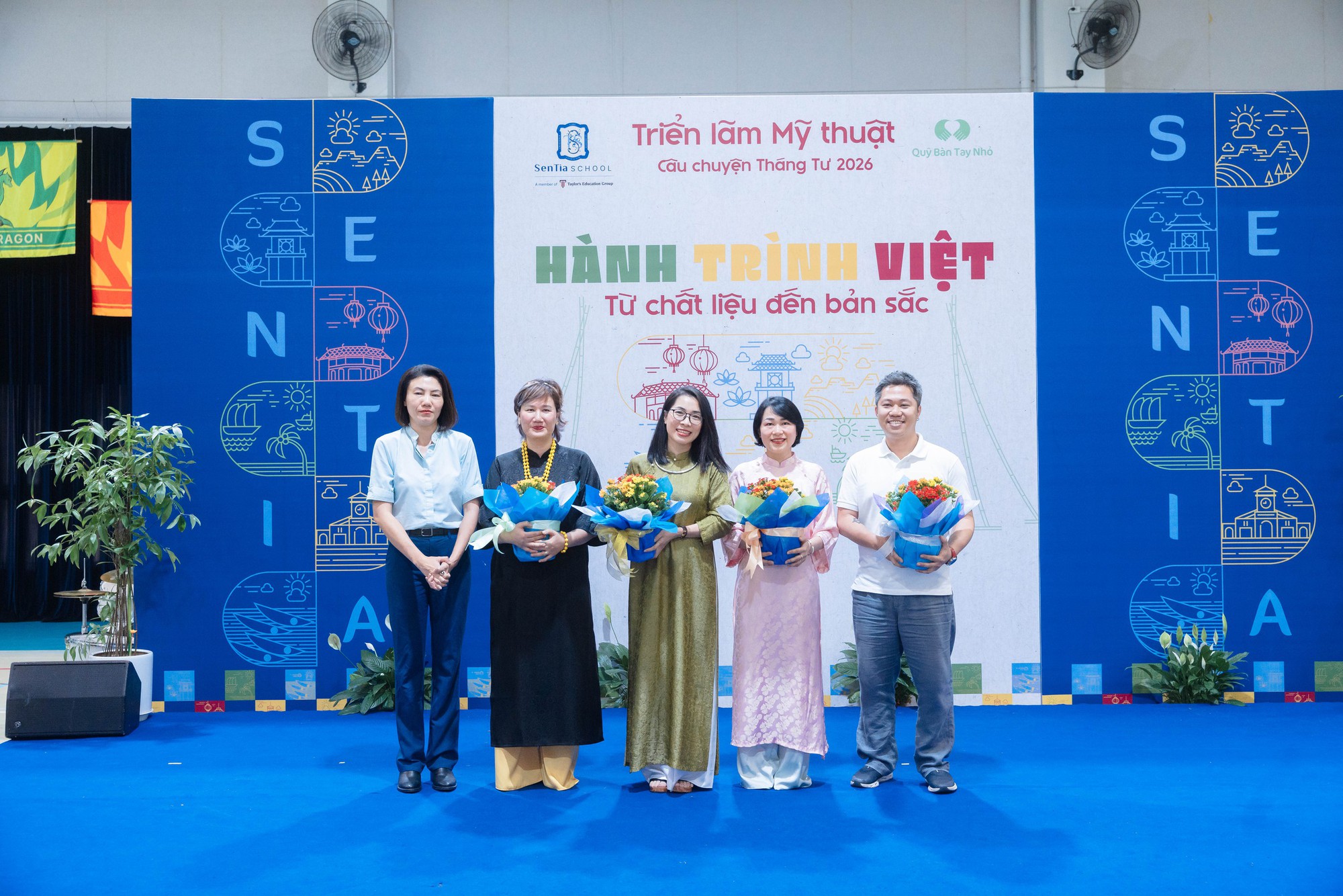 Triển l&atilde;m "C&acirc;u chuyện Th&aacute;ng Tư": Học sinh khiến người lớn bất ngờ khi "kể lại" cả một Việt Nam bằng g&oacute;c nh&igrave;n rất kh&aacute;c- Ảnh 1.