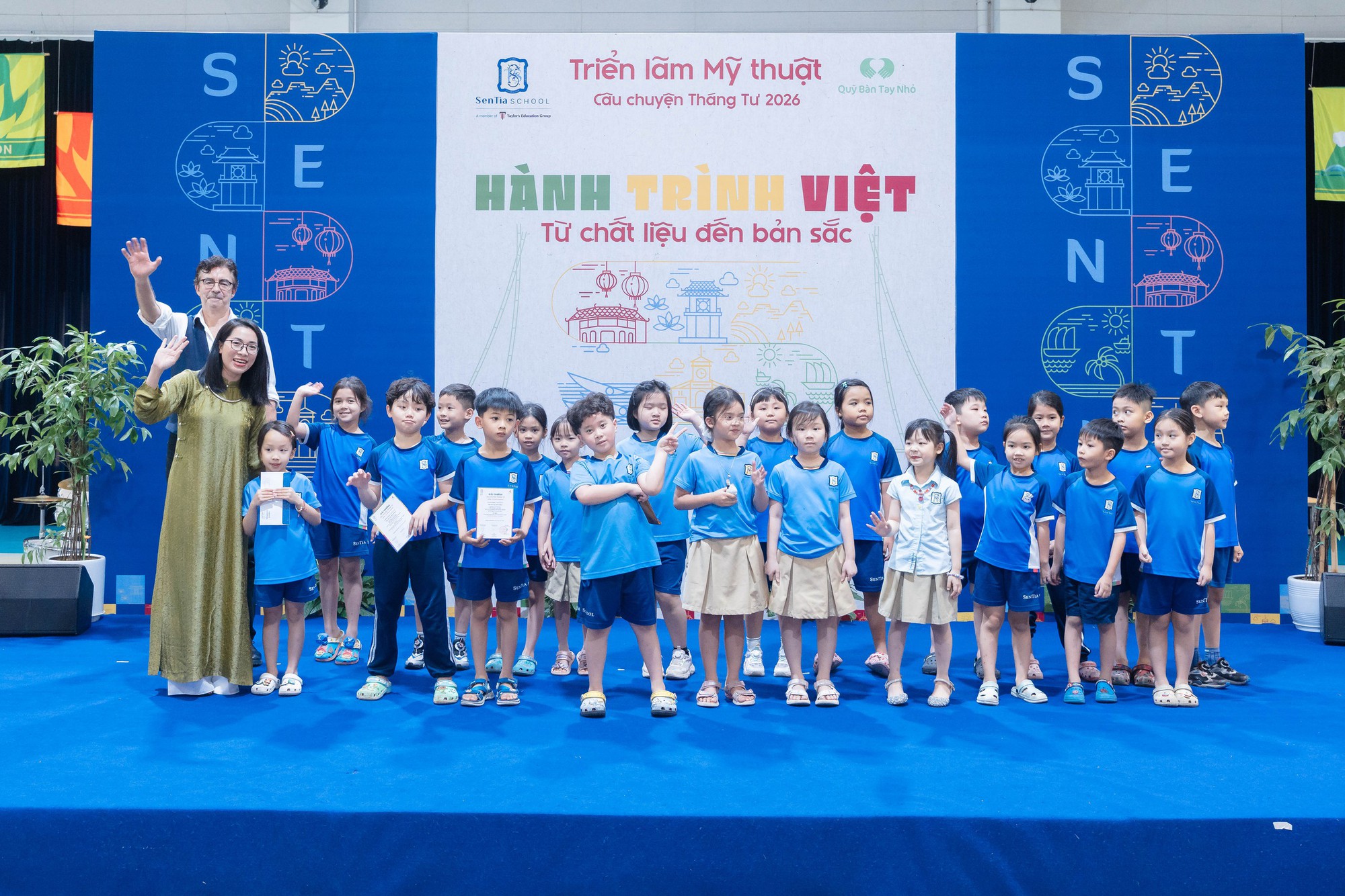 Triển l&atilde;m "C&acirc;u chuyện Th&aacute;ng Tư": Học sinh khiến người lớn bất ngờ khi "kể lại" cả một Việt Nam bằng g&oacute;c nh&igrave;n rất kh&aacute;c- Ảnh 3.