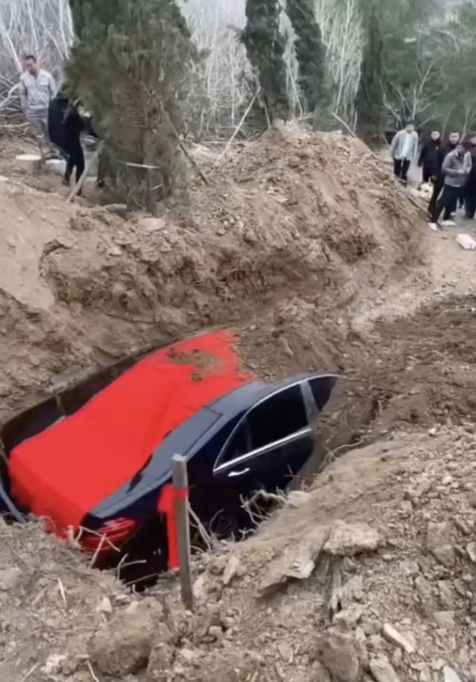 Gia đ&igrave;nh ch&ocirc;n chiếc Mercedes biển 8888 c&ugrave;ng người đ&agrave;n &ocirc;ng qu&aacute; cố - Ảnh 2.