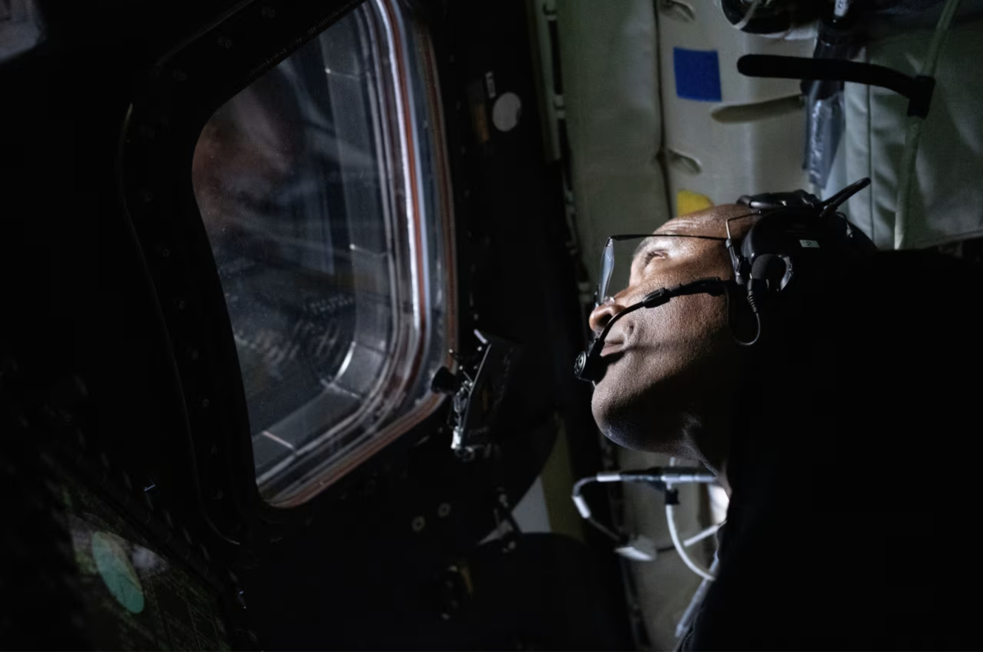 Artemis II quay về tr&aacute;i đất v&agrave; hạ c&aacute;nh th&agrave;nh c&ocirc;ng, ho&agrave;n th&agrave;nh sứ mệnh chưa từng c&oacute; từ thời kỳ Apollo- Ảnh 1.