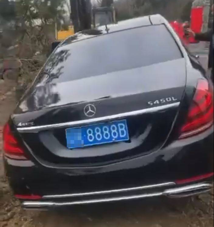 Gia đ&igrave;nh ch&ocirc;n chiếc Mercedes biển 8888 c&ugrave;ng người đ&agrave;n &ocirc;ng qu&aacute; cố - Ảnh 1.